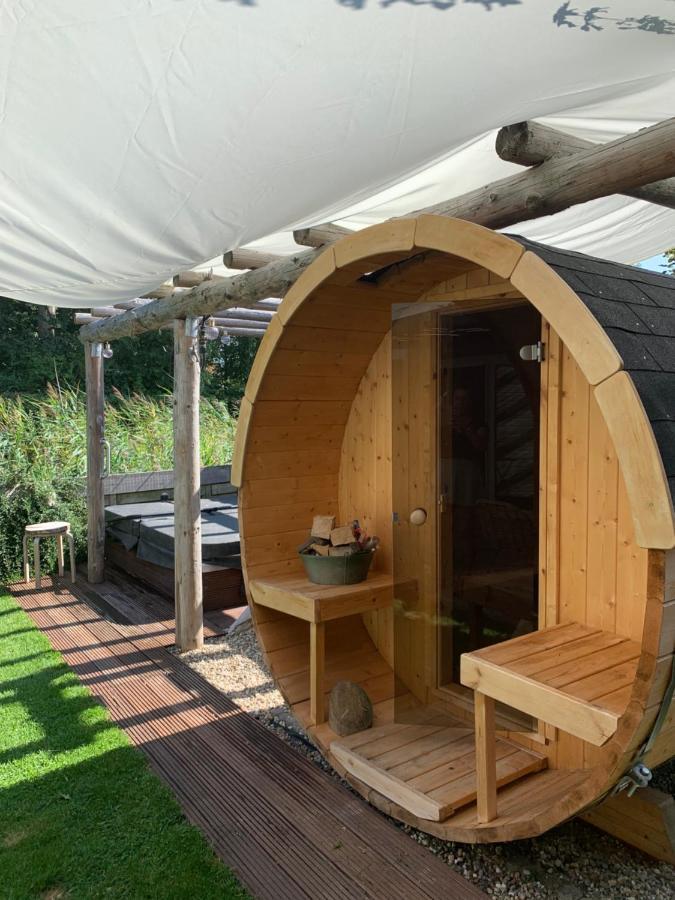 "Zeelandzon" Holiday Home By The Lake With Jacuzzi And Sauna Herkingen Exterior photo